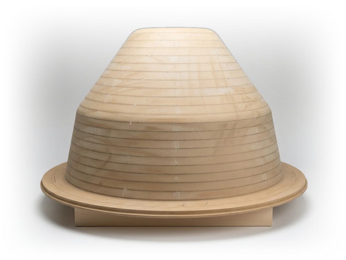 Aus einem Holzblock gefrästes Urmodell aus dem eigenen Modellbau