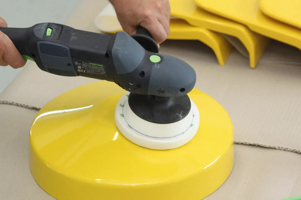 Schleifen eines gelben Kunststoff-Formteils