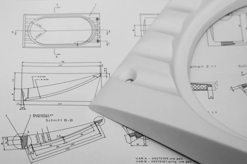 Technische Zeichnung mit fertigem Kunststoff-Formteil